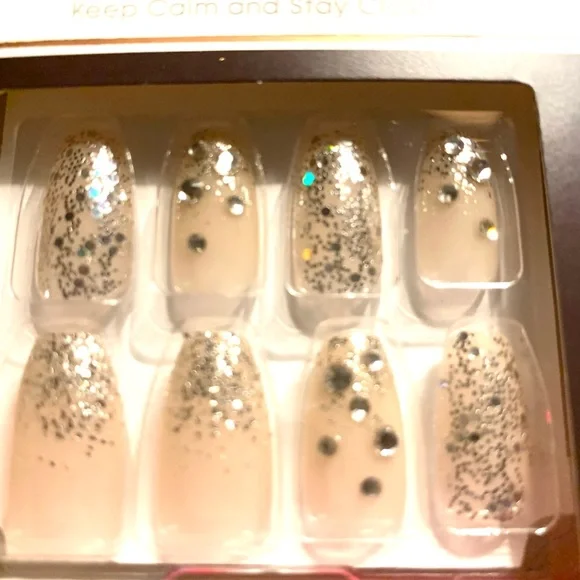Kiss Classy Nude and Glitter Nails (Package of 4) - Picture 7 of 10